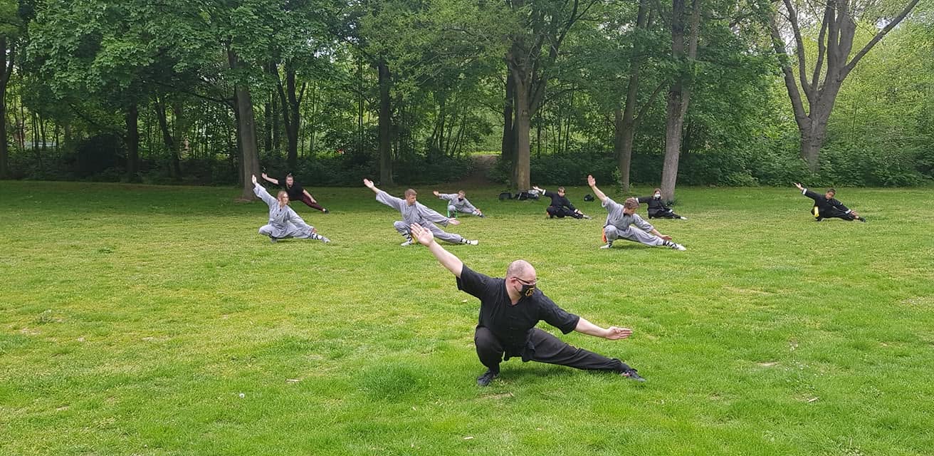 Kung Fu Training draußen im Park