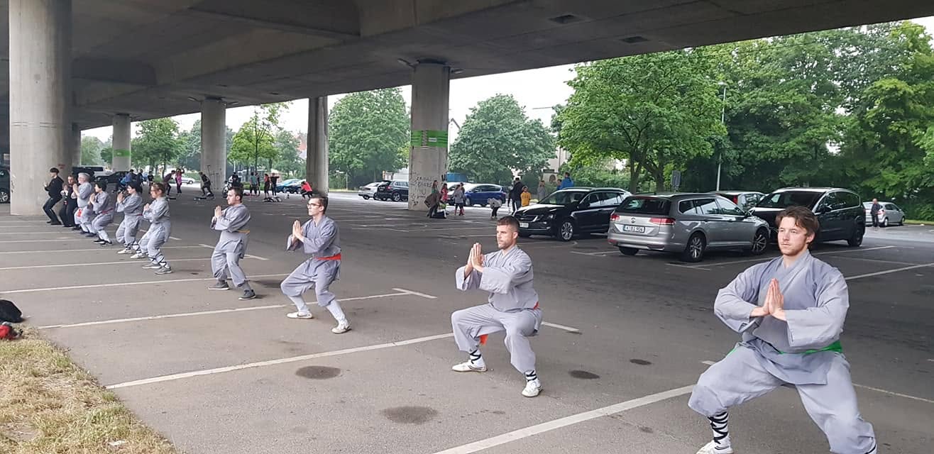 Shaolin Kung Fu Training unter der Autobahnbrücke